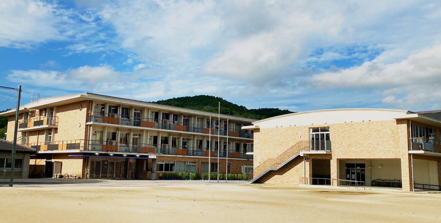 勝間田小学校 校舎と校庭の写真